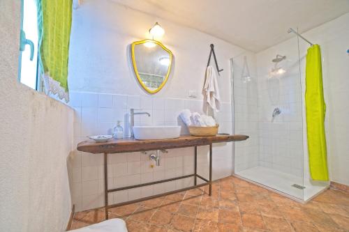 bagno con lavandino e doccia di A Casa Janca a Pozzillo