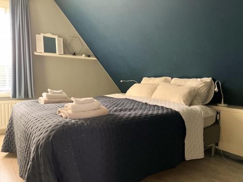 een slaapkamer met een bed met handdoeken erop bij Minime in Bergen