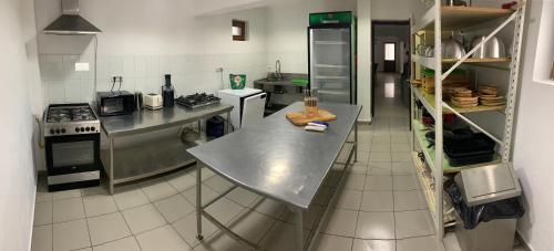 une cuisine avec un comptoir en acier inoxydable dans l'établissement Casa Bucegi, à Bran