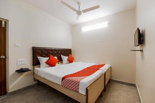 מיטה או מיטות בחדר ב-Super OYO G P Residency