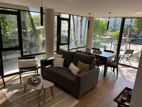 een woonkamer met een bank en een tafel bij Residencias San Lorenzo in Mar del Plata