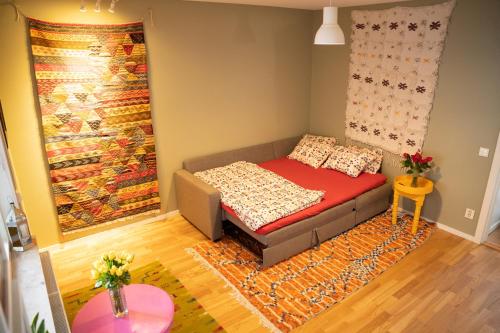 Dormitorio pequeño con cama y alfombra en Privatsvit, havsnära och centralt, en Malmö