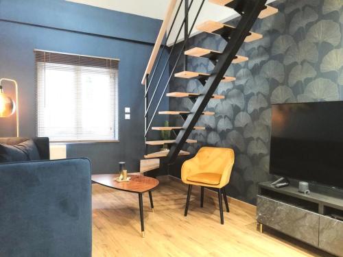 una sala de estar con una escalera con una silla amarilla en Calme/ Confortable / Esthétique / Centre-ville, en Valenciennes