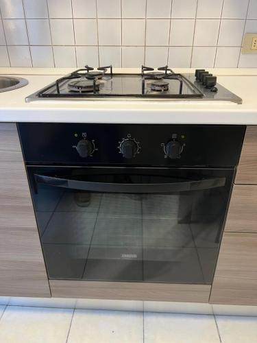 un forno a piano cottura nero in cucina di Appartamento Civico 23 a Brescia