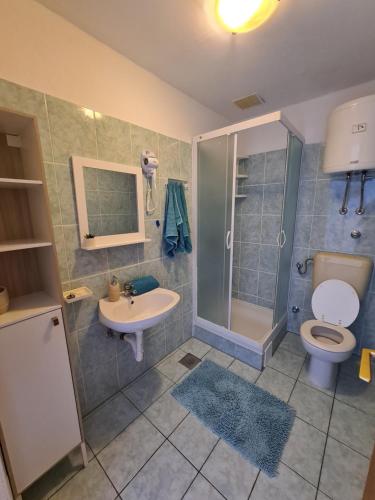 Koupelna v ubytování Apartmani Tolj