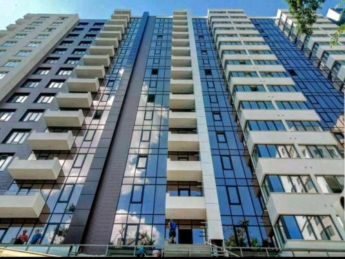 キシナウにあるLuxury Apartmentの多くの窓がある高層アパートメントです。