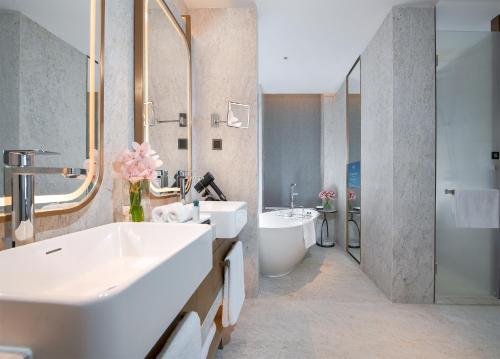 Ein Badezimmer in der Unterkunft Shenzhenair International Hotel