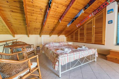 um quarto com uma cama e um tecto de madeira em Villa Dionisia, Relaxation with Jacuzzi Retreat em Svoronata