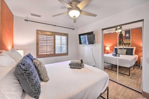 Un pat sau paturi într-o cameră la Pet Friendly Sedona Home with Private Hot Tub