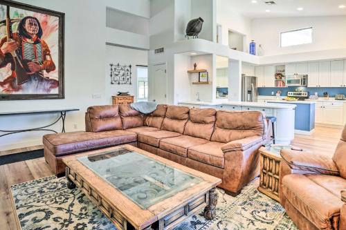 Ruang duduk di Pool, BBQ and Fire Pit Family Home in Cave Creek