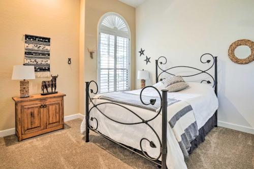 Katil atau katil-katil dalam bilik di Pool, BBQ and Fire Pit Family Home in Cave Creek