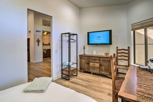 Televisyen dan/atau pusat hiburan di Pool, BBQ and Fire Pit Family Home in Cave Creek