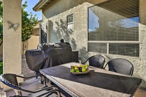 Ruang duduk di Pool, BBQ and Fire Pit Family Home in Cave Creek