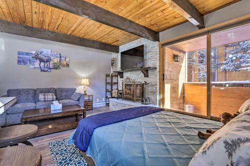 Postel nebo postele na pokoji v ubytování Breck Condo with Hot Tub Access Walk to Main St!