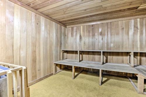 Fotografie z fotogalerie ubytování Breck Condo with Hot Tub Access Walk to Main St! v destinaci Breckenridge