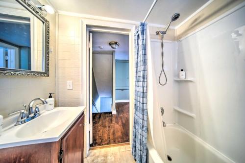 y baño con lavabo, bañera y ducha. en Eastlake Vacation Rental Near Lake Erie! en Eastlake