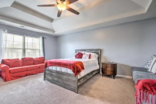 ein Schlafzimmer mit einem Bett und einem Sofa in der Unterkunft Suburban Atlanta Vacation Rental Near Airport in College Park
