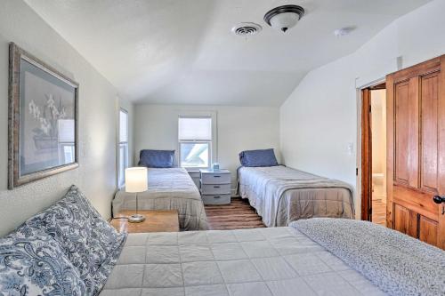 1 Schlafzimmer mit 2 Betten und einem Fenster in der Unterkunft Fort Pierre Vacation Rental Near Museums! in Fort Pierre