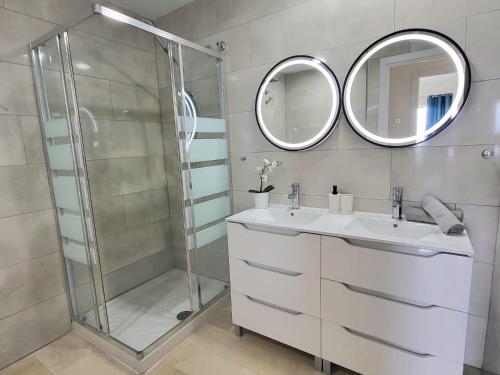 La salle de bains est pourvue d'une douche, d'un lavabo et d'un miroir. dans l'établissement Apartamento SOLSILK, à Torremolinos