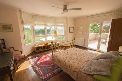レウスにあるCatalunya Casas Port Aventura,Golf, Costa Dorada at your doorstepの窓付きの部屋にベッド付きのベッドルーム1室があります。