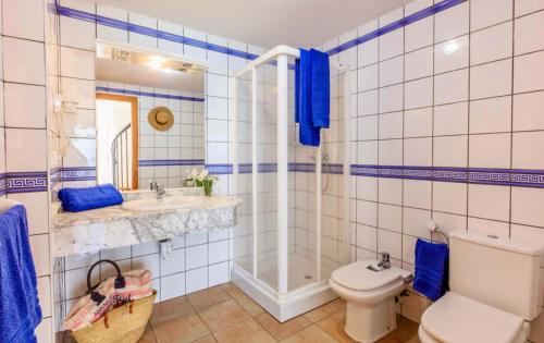 een badkamer met een toilet, een douche en een wastafel bij APARTAMENTOS SA VARADERO FRONTE MAR ESPUJOLS in Es Pujols
