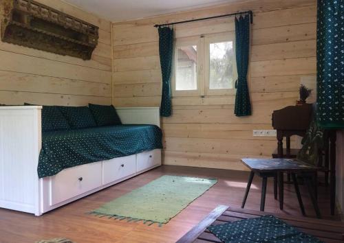 um quarto com uma cama num quarto de madeira em Cinke cottage, nest in nature em Kismaros