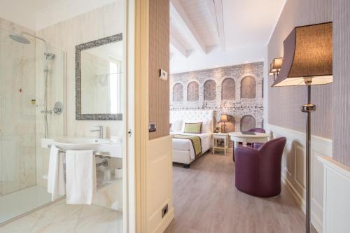 uma casa de banho com um lavatório e um espelho em Hotel San Pietro em Verona