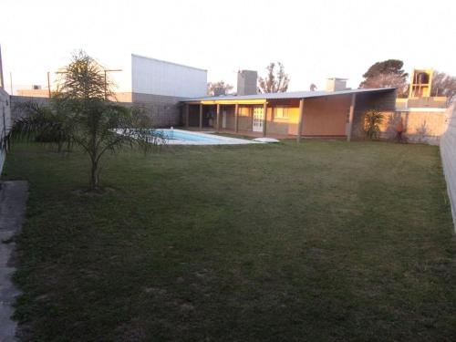 a house with a yard in front of a building at Casa quinta in Ana Zumarán