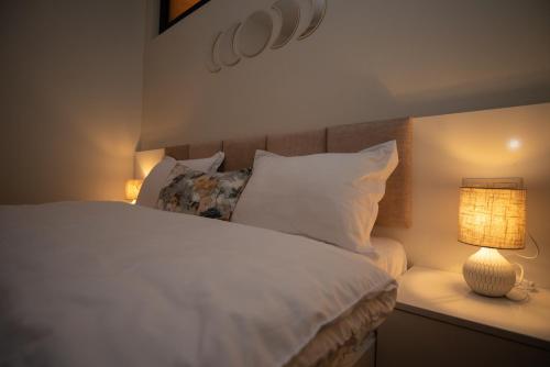 Giường trong phòng chung tại LUXURY APARTMENT IN OLD TBILISI WITH TERRACe