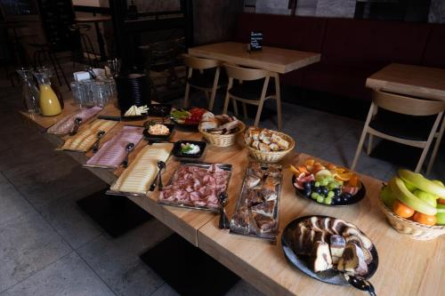 een tafel met veel verschillende soorten voedsel erop bij Hotel Stračena City in Ostrava