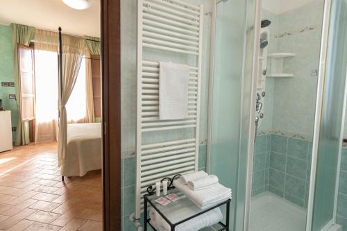 bagno con doccia e cabina doccia di B&B Villa Barbarossa a Petrignano