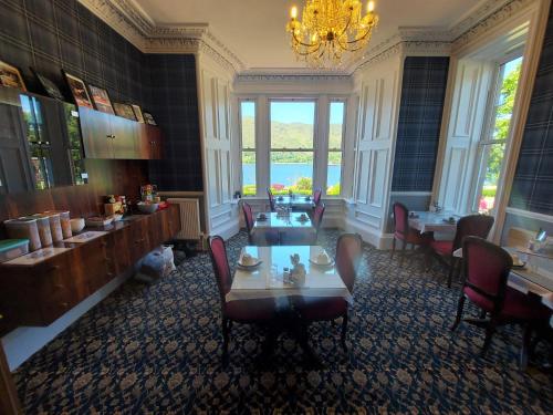 フォート・ウィリアムにあるLawriestone Guest Houseのテーブルと椅子、シャンデリアのあるレストラン
