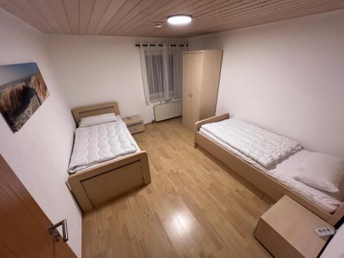 a room with two beds in a room at Familie Ising in Unterwörnitz