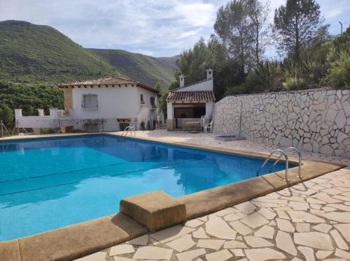 uma piscina em frente a uma casa em Casa Agner em Adsubia