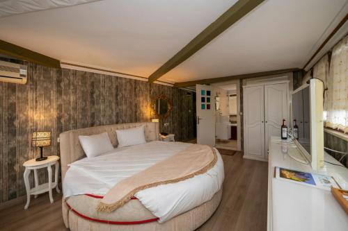 a bedroom with a large bed and a bathroom at Fuat Bey Palace Hotel & Spa in Istanbul