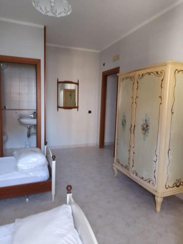 um quarto com uma cama e um lavatório num quarto em Appartamento con parcheggio gratuito all'interno em Casalnuovo di Napoli