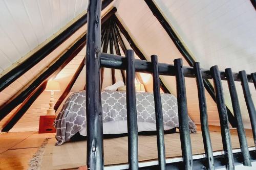 Ce lit se trouve dans une chambre mansardée. dans l'établissement The Loft: Cosy 1 Bed Loft W/ Amazing View and Pool, à Bothaʼs Hill