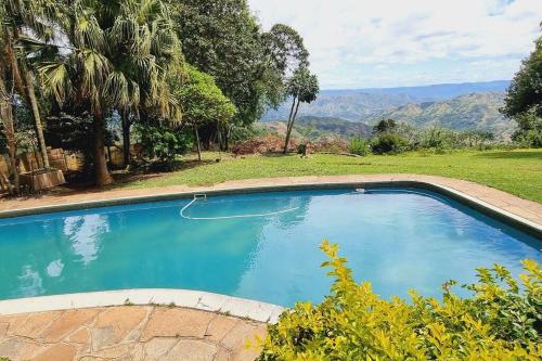 - une piscine avec vue sur les montagnes dans l'établissement The Loft: Cosy 1 Bed Loft W/ Amazing View and Pool, à Bothaʼs Hill