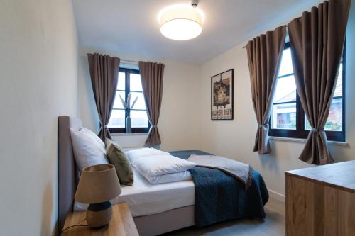 卡齊米日－多爾尼的住宿－artROOM，一间卧室设有一张床和两个窗户。