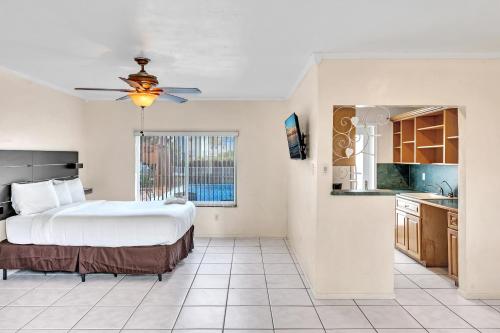 a bedroom with a bed and a kitchen at Sea Angel in Hollywood Beach