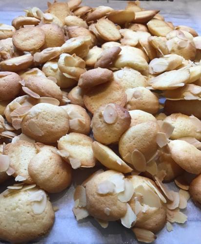 アパートメントの敷地内または近くでの食事または食べ物