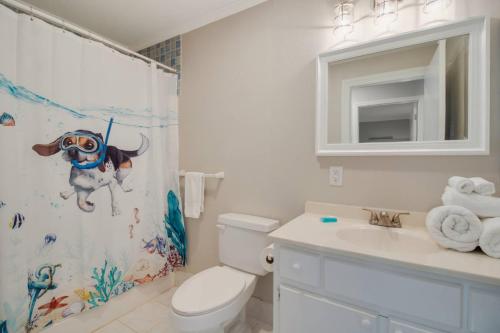 een badkamer met een douchegordijn met een hond erop bij Sunny Daze in Oak Island