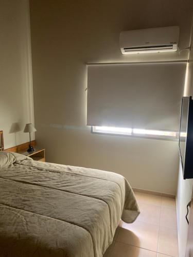1 dormitorio con 1 cama y aire acondicionado en Departamento Balloffet II en San Rafael