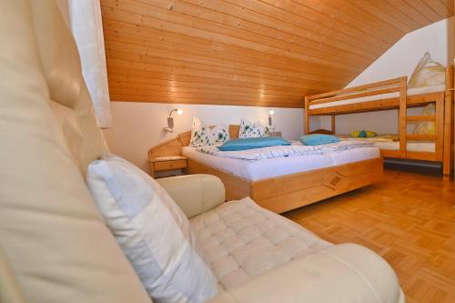 1 Schlafzimmer mit 2 Betten und 1 Etagenbett in der Unterkunft Mühlenhof in Eichenberg