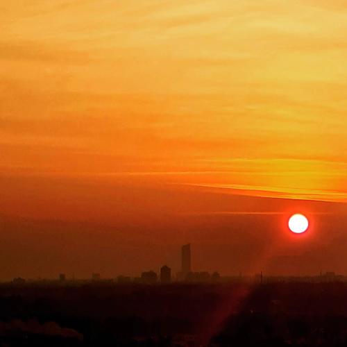 een zonsondergang met de zon in de lucht bij Best View Wroclaw in Wrocław