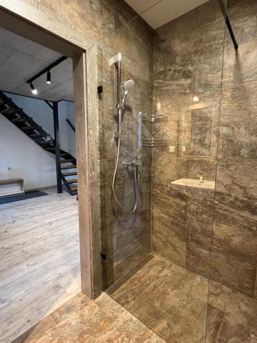 W łazience znajduje się prysznic ze szklaną obudową. w obiekcie Penzion Panorama w Liptowskim Mikulaszu