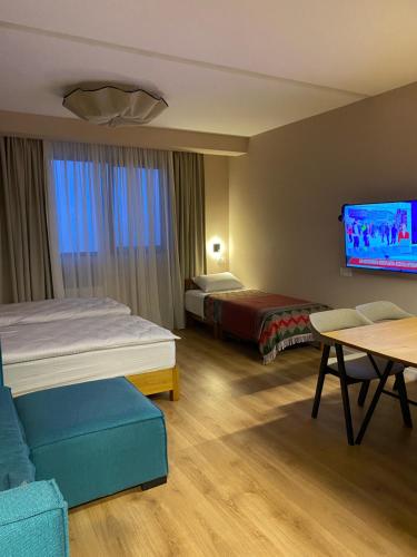 Ένα ή περισσότερα κρεβάτια σε δωμάτιο στο Roshka Apartment #304