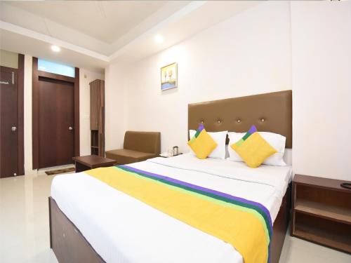 - une chambre avec un grand lit dans l'établissement Hotel Soneva Inn, à Rānchī