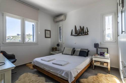 - une chambre avec un grand lit et 2 fenêtres dans l'établissement Overlooking Porto 9, à Vromopoúsi