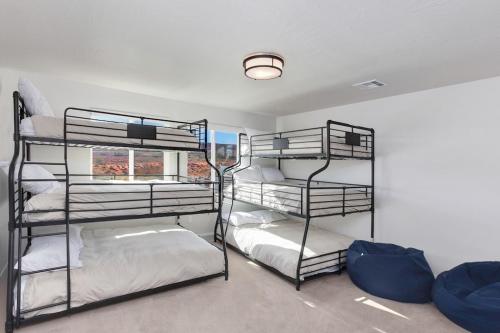 3 Etagenbetten in einem Zimmer mit Fenster in der Unterkunft Paseos 1213 Brand New Home, Private Hot Tub, BBQ Grill, Ping Pong, Air Hockey, and More! in Washington